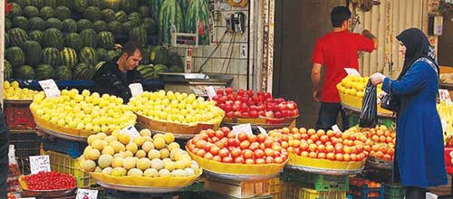 بازار میوه در چنبره خارجی‌ها