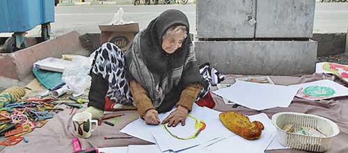 ننه صنوبر مهدور ۷۶ ساله مدتی است که با کشیدن نقاشی های کودکانه خود در محله یافت آباد و امامزاده حسن‌(ع) به امرار معاش می‌پردازد.