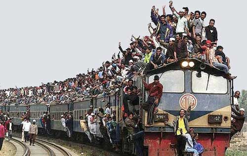 قطار مملو از مسافر در شمال داكا، پايتخت بنگلادش