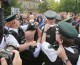 تظاهركنندگان بر روي پل صلح در ايرلند شمالي مانع حركت مشعل المپيك ۲۰۱۲ لندن شدند.