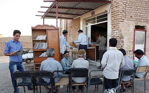 یک نانوایی در احمد آباد اردکان با گذاشتن کتابخانه ای در کنار نانوایی خود دست به ابتکار زده و مردم به جای انتظار در صف نانوایی به خواندن کتاب م