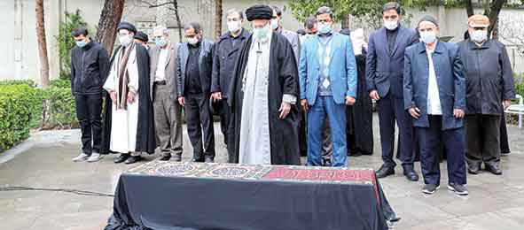 اقامه نماز رهبر انقلاب بر پیکر مرحوم حسن غفوری‌فرد
